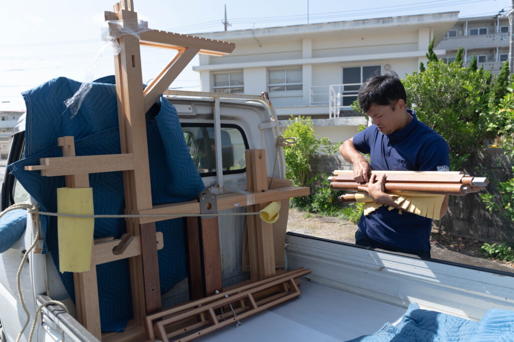 改良型織り機のパーツをトラックに積み込み あざみ屋様へ納品