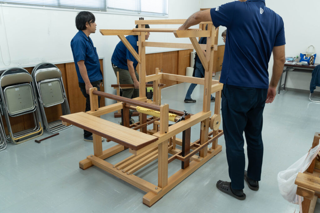 石垣島で製作した改良型織り機の全体像｜宮良木工所