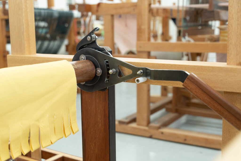 改良型織り機に取り付けた新しいギアパーツのクローズアップ