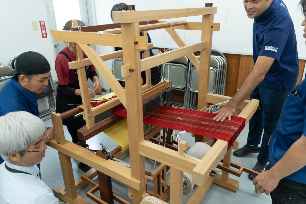 改良型織り機で織られた赤いミンサー織りのクローズアップ