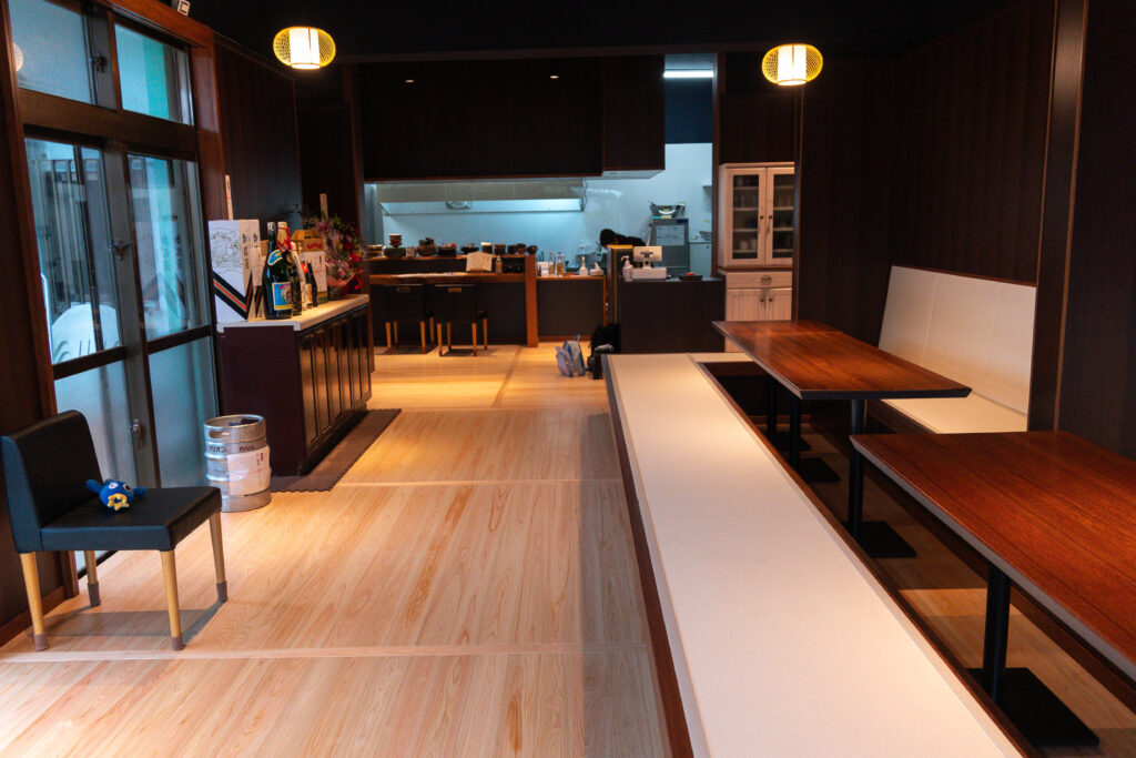 完成した店内全景 カウンターと客席|西表島の飲食店ふるさと亭