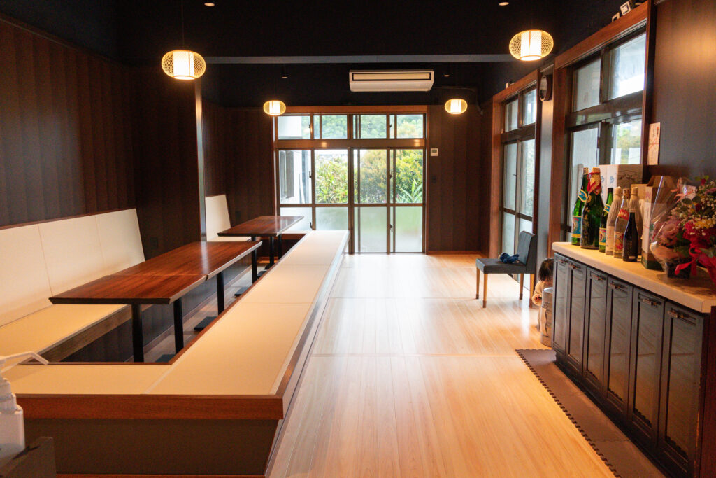 掘りごたつ席と店内全景|西表島の飲食店ふるさと亭