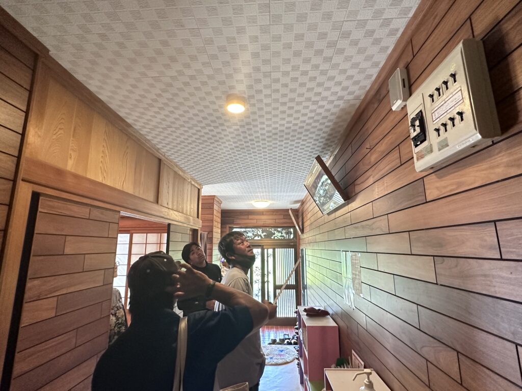西表島の民宿ふるさと荘を現地調査する宮良木工所の職人