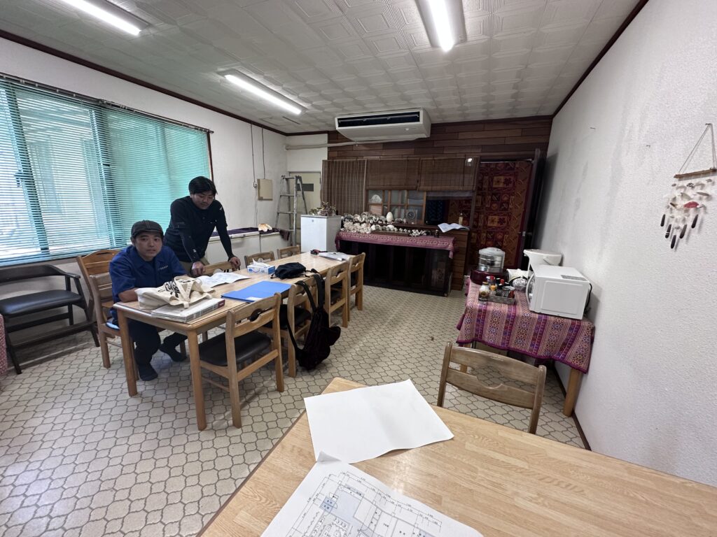 民宿ふるさと荘の食堂で店舗改装の打ち合わせをする様子