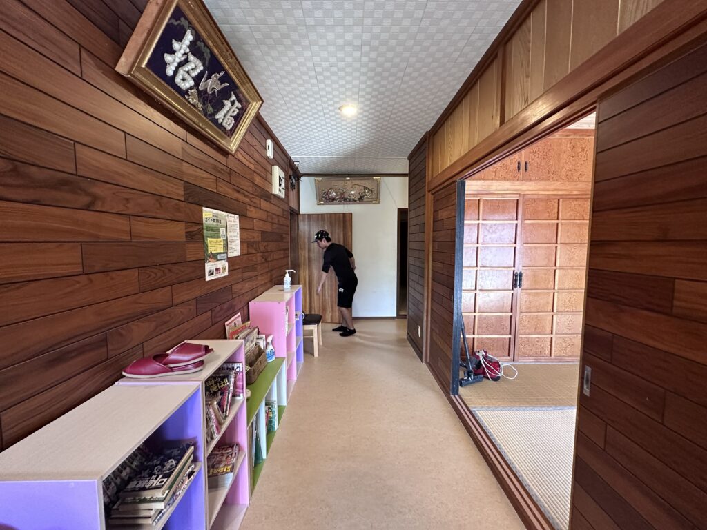 改装前の板張り廊下と和室入口|西表島の民宿ふるさと荘