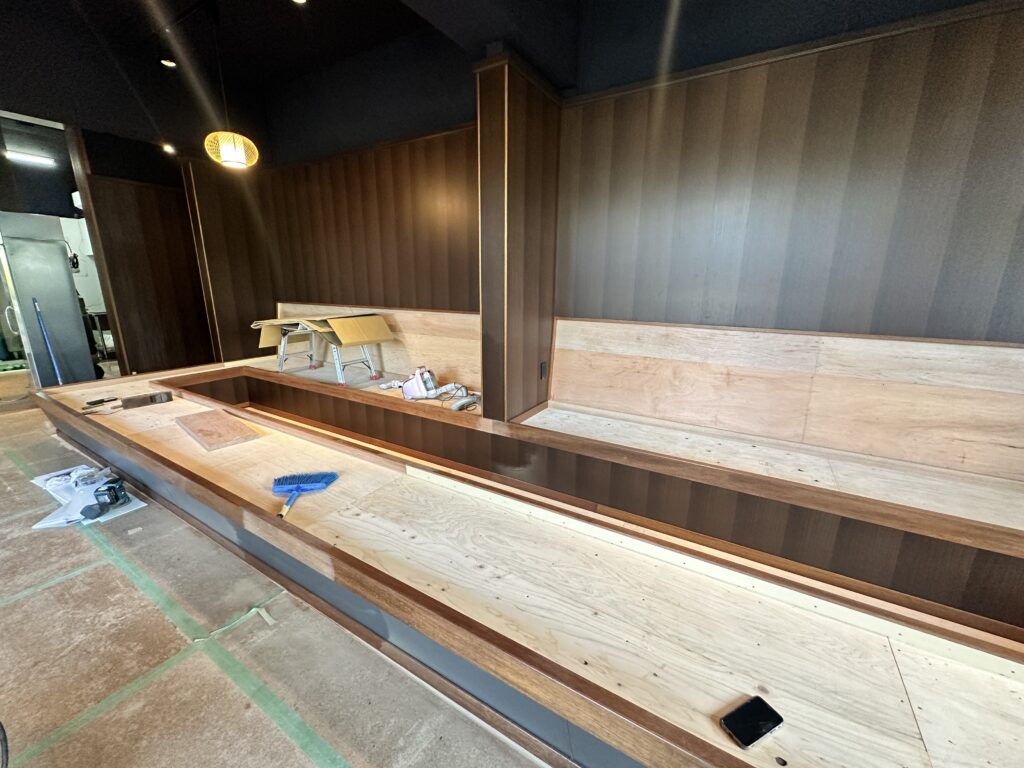 掘りごたつ席の造作が進む店内|西表島の店舗改装工事